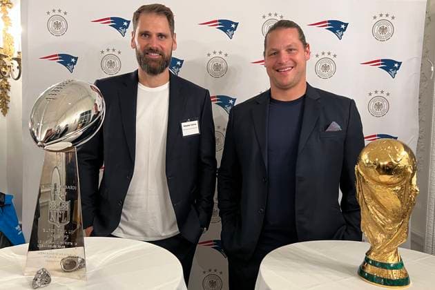 Sport Themen der Woche KW41 Sport Bilder des Tages Die Ex-Spieler Sebastian Vollmer und Markus Kuhn zwischen der Vince Lombardi Trophy der New England Patriots und dem Weltmeisterpokal des DFB beim gemeinsamen Empfang mit den New England Patriots im Goethe Institut in Boston - Boston 12.10.2023: Empfang im Goethe-Institut Boston *** Former players Sebastian Vollmer and Markus Kuhn between the Vince Lombardi Trophy of the New England Patriots and the World Cup trophy of the DFB at the joint reception with the New England Patriots at the Goethe Institute in Boston 12 10 2023 Reception at the Goethe Institute Boston