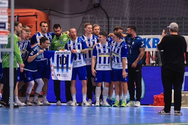 Handball I Men I Season 2023 24 I HBL I 9 Matchday I HSV Hamburg TVB Stuttgart I 12 10 2023 TVB Stuttgart celebrates victory in Hamburg with jersey of injured Jonas Truchanovicius 10, TVB Stuttgart Copyright: xLobeca RHx