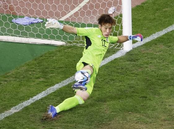 Sport Bilder des Tages Football: friendly between Japan and Canada Japan goalkeeper Keisuke Osako saves a penalty during the first half of an international football friendly against Canada at Denka Big Swan Stadium in Niigata on Oct. 13, 2023.  A14AA0002013715P