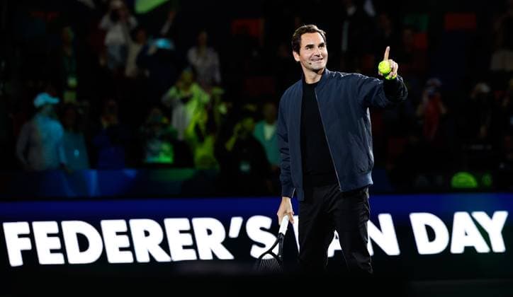 (231013) -- SHANGHAI, Oct. 13, 2023 -- Roger Federer gives spectators the tennis ball with his autograph on it during the Federer s Fan Day event at the ATP, Tennis Herren World Tour Shanghai Masters tennis tournament at Qizhong Forest Sports City Arena in Shanghai, east China, Oct. 13, 2023. ) (SP)CHINA-SHANGHAI-TENNIS-ATP TOUR-SHANGHAI MASTERS-ROGER FEDERER(CN) WangxLili 