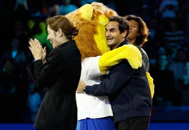(231013) -- SHANGHAI, Oct. 13, 2023 -- The mascot of Shanghai Masters hugs Roger Federer (2nd R) during the Federer s Fan Day event at the ATP, Tennis Herren World Tour Shanghai Masters tennis tournament at Qizhong Forest Sports City Arena in Shanghai, east China, Oct. 13, 2023. ) (SP)CHINA-SHANGHAI-TENNIS-ATP TOUR-SHANGHAI MASTERS-ROGER FEDERER(CN) WangxLili 
