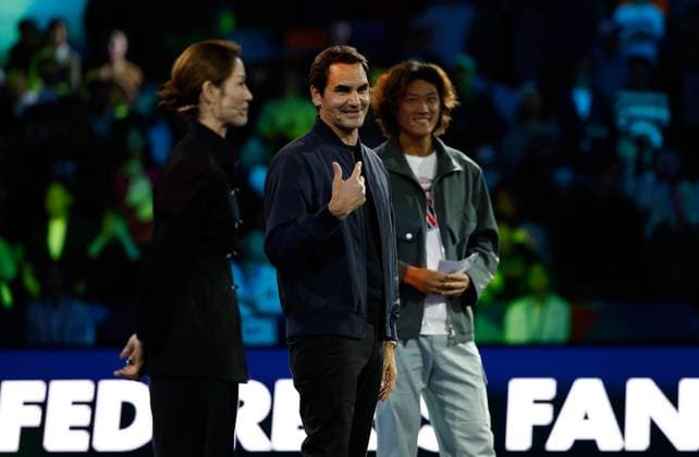 (231013) -- SHANGHAI, Oct. 13, 2023 -- Roger Federer (C), Chinese retired tennis player Li Na (L) and Chinese tennis player Zhang Zhizhen attend the Federer s Fan Day event at the ATP, Tennis Herren World Tour Shanghai Masters tennis tournament at Qizhong Forest Sports City Arena in Shanghai, east China, Oct. 13, 2023. ) (SP)CHINA-SHANGHAI-TENNIS-ATP TOUR-SHANGHAI MASTERS-ROGER FEDERER(CN) WangxLili 