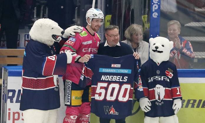 Sport Themen der Woche KW41 Sport Bilder des Tages Marcel Noebels wird für 500. Spiel geehrt Eishockey Penny DEL Deutsche Eishockey Liga 10. Spieltag Saison 2023 2024 13.10.2023 EHC Eisbären Berlin EBB vs Straubing Tigers *** Marcel Noebels honored for 500 game Sport Ice Hockey Penny DEL Deutsche Eishockey Liga 10 Spieltag Saison 2023 2024 13 10 2023 EHC Eisbären Berlin EBB vs Straubing Tigers