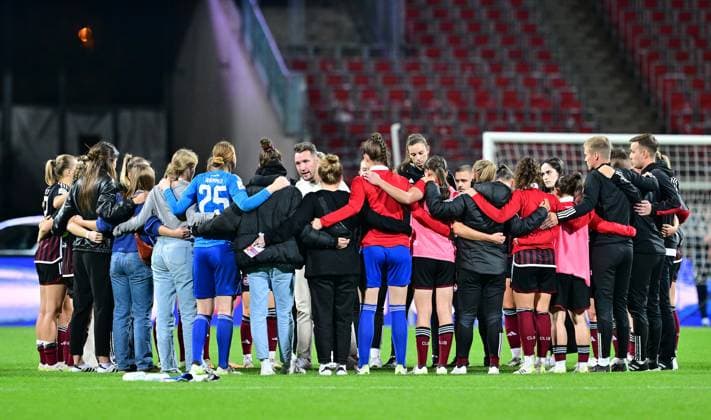 13 10 2023 football season 2023 2024 1 women football Bundesliga 04 matchday 1 FC Nürnberg FCN club TSG 1899 Hoffenheim sport photo zinc xwoxzix team circle team FCN Thomas Oostendorp coach 1 FC Nürnberg FCN speaks to team team after end of game