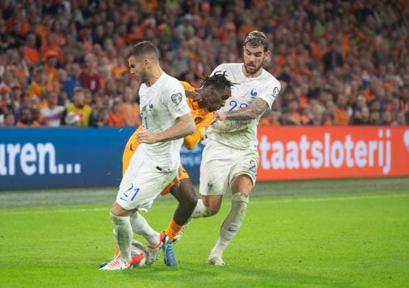 Amsterdam The Netherlands 13th October 2023 UEFA European Championships qualification match The Netherlands vs France in the Johan Cruijff Arena. Jeremie Frimpong sandwiched between two Hernandez brothers Lucas and Theo. Nederland, Niederland, Frankrijk,frankreich, soccer, voetbal, fussbal, holland, oranje, football, elftal
