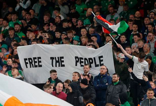 Bilder des Jahres 2023, Sport 10 Oktober Sport Themen der Woche KW41 Sport Bilder des Tages 13th October 2023; Aviva Stadium, Dublin, Ireland; International Football Group B Euro 2024 Qualifier, Republic of Ireland versus Greece; A free the people banner with a Palestinian flag  ActionPlus12564069 PeterxFitzpatrick