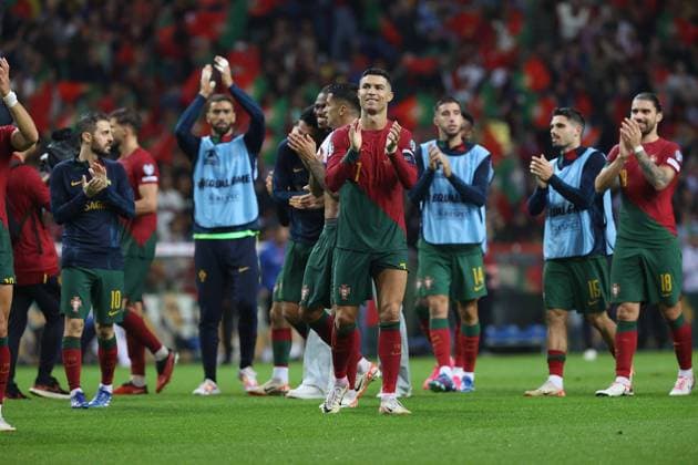Portugal, Estadio do Dragao Porto, 13 10 2023 UEFA EURO 2024 Qualifiers Group J Portugal Slovakia v l , Cristiano Ronaldo Portugal and teammates thanks the fans, thanks team after the match, after the match thanks the fans, applauds the fans Copyright: JoaquimxFerreira