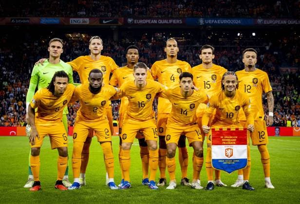 AMSTERDAM - Back row (l-r) Holland goalkeeper Bart Verbruggen, Wout Weghorst of Holland, Denzel Dumfries of Holland, Virgil van Dijk of Holland, Marten de Roon of Holland, Quilindschy Hartman of Holland. Front row (l-r) Nathan Ake of Holland, Lutsharel Geertruida of Holland, Joey Veerman of Holland, Tijjani Reijnders of Holland, Xavi Simons of Holland during the European Championship, EM, Europameisterschaft Qualifying match in group B between the Netherlands and France in the Johan Cruijff ArenA on October 13 2023 in Amsterdam, Netherlands. ANP KOEN VAN WEEL UEFA EURO, EM, Europameisterschaft,Fussball 2024 Qualifying Round 2023 2024 xVIxANPxSportx xxANPxIVx 481011583 originalFilename: 481011583.jpg