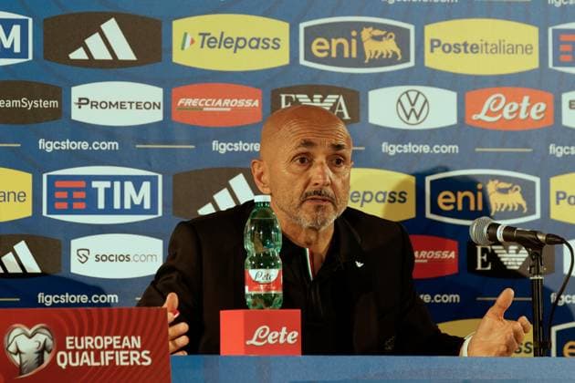 Luciano Spalletti head coach of Italy speaks with the media during a press conference, PK, Pressekonferenz at Stadio San Nicola on October 13, 2023 in Bari, Italy. during Press Conference Italy, UEFA European Football Championship in Bari, Italy, October 13 2023  Copyright: xEmmanuelexMastrodonato IPAxSportx xx IPA_40965777 IPA_IPA40965777