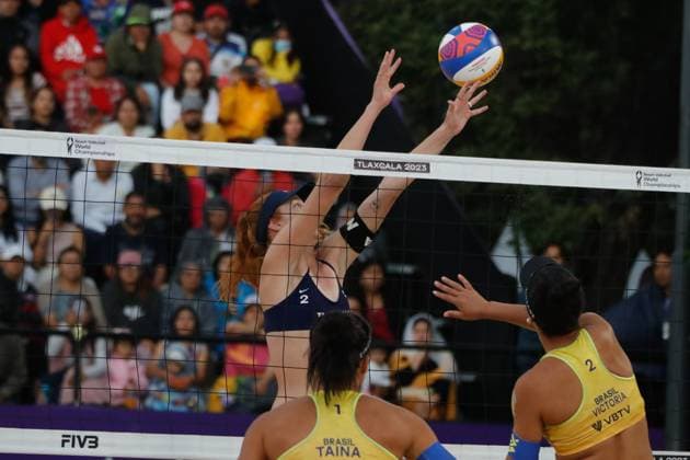October 14, 2023, Tlaxcala, Ciudad de Mexico, Mexico: October 13, 2023, Tlaxcala, Mexico: Kelly Cheng of USA competes agains team Brazil during the Beach volleyball, Beachvolleyball World Championship, WM, Weltmeisterschaft Women s Quarterfinals between USA and Brazil. on October 13, 2023 in Tlaxcala, Mexico. Tlaxcala Mexico - ZUMAe321 20231014_zsa_e321_037 Copyright: xEssenexHernandez xEyepixxGroupx