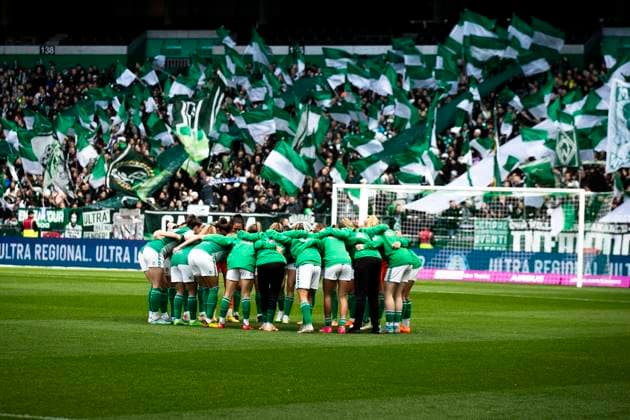 GER, FFBL, SV Werder Bremen vs 1 FC Koeln 14 10 2023, wohninvest WESERSTADION, GER, FFBL, SV Werder Bremen vs 1 FC Koeln in picture The Werder women in a circle before kick-off, nordphotoxGmbHx xRauch nph00251