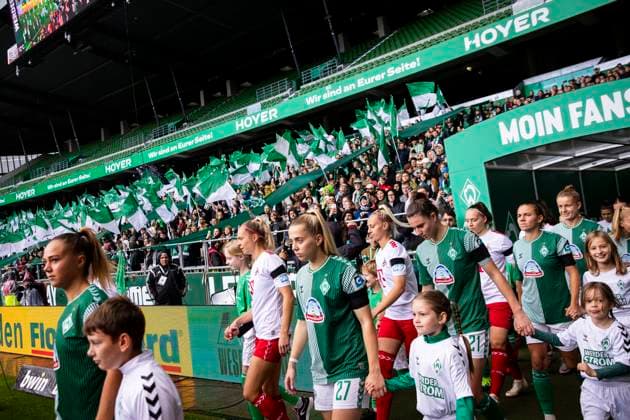 GER, FFBL, SV Werder Bremen vs 1 FC Koeln 14 10 2023, wohninvest WESERSTADION, GER, FFBL, SV Werder Bremen vs 1 FC Koeln in picture The Werder womens and 1 FC Koeln womens teams enter the wohninvest WESERSTADION, nordphotoxGmbHx xRauch nph00251