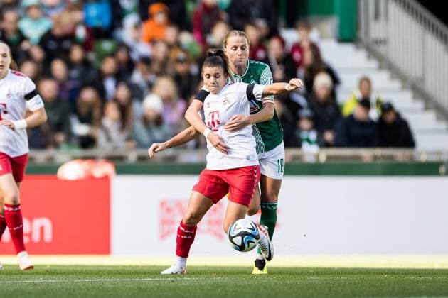GOOGLE PIXEL Womens Bundesliga, SV Werder Bremen 1 FC Koeln 14 10 2023 duel Martyna Wiankowska 1 FC Koeln, 26 , Lina Hausicke SV Werder Bremen, 18 GOOGLE PIXEL Womens Bundesliga, SV Werder Bremen 1 FC Koeln, Bremen, wohninvest Weserstadion am 14 10 2023 DFB REGULATIONS PROHIBIT ANY USE OF PHOTOGRAPHS AS IMAGE SEQUENCES AND OR QUASI VIDEO Copyright: xBEAUTIFULxSPORTS Wunderlx