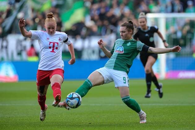 f l Laura Vogt 1 FC Köln, 8 and Sophie Weidauer SV Werder Bremen, 9 in duel, duel, dynamic, action, game scene, THE DFB DIRECTIVES PROHIBIT ANY USE OF PHOTOGRAPHS AS IMAGE SEQUENCES AND OR QUASI VIDEO , 14 10 2023, Bremen Germany , Football , Google Pixel Womens Bundesliga , SV Werder Bremen 1 FC Cologne xobx