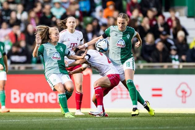 GOOGLE PIXEL Womens Bundesliga, SV Werder Bremen 1 FC Koeln 14 10 2023 duel Richarda Walkling SV Werder Bremen, 13 , Martyna Wiankowska 1 FC Koeln, 26 , Lina Hausicke SV Werder Bremen, 18 GOOGLE PIXEL Womens Bundesliga, SV Werder Bremen 1 FC Koeln, Bremen, wohninvest Weserstadion on 14 10 2023 DFB REGULATES PROHIBIT ANY USE OF PHOTOGRAPHS AS IMAGE SEQUENCES AND OR QUASI VIDEO Copyright: xBEAUTIFULxSPORTS Wunderlx