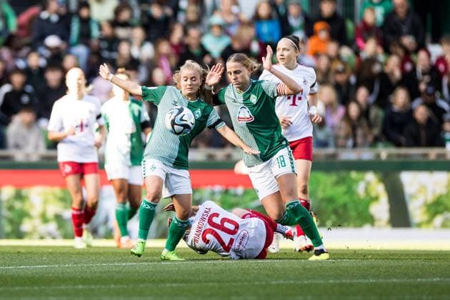GOOGLE PIXEL Womens Bundesliga, SV Werder Bremen 1 FC Koeln 14 10 2023 duel Richarda Walkling SV Werder Bremen, 13 , Martyna Wiankowska 1 FC Koeln, 26 , Lina Hausicke SV Werder Bremen, 18 GOOGLE PIXEL Womens Bundesliga, SV Werder Bremen 1 FC Koeln, Bremen, wohninvest Weserstadion on 14 10 2023 DFB REGULATES PROHIBIT ANY USE OF PHOTOGRAPHS AS IMAGE SEQUENCES AND OR QUASI VIDEO Copyright: xBEAUTIFULxSPORTS Wunderlx