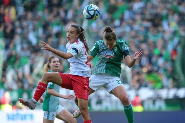 v li Natalia Padilla Bidas 1 FC Köln, 22 and Hanna Nemeth SV Werder Bremen, 23 in header duel, header, duel, action, action, game scene, THE DFB DIRECTIVES PROHIBIT ANY USE OF PHOTOGRAPHS AS IMAGE SEQUENCES AND OR QUASI VIDEO , 14 10 2023, Bremen Germany , Football , Google Pixel Womens Bundesliga , SV Werder Bremen 1 FC Köln xobx
