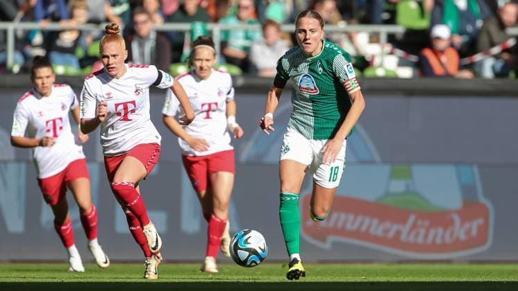f l Laura Vogt 1 FC Köln, 8 and Lina Hausicke SV Werder Bremen, 18 in running duel, duel, duel, dynamics, action, game scene, THE DFB DIRECTIVES PROHIBIT ANY USE OF PHOTOGRAPHS AS IMAGE SEQUENCES AND OR QUASI VIDEO , 14 10 2023, Bremen Germany , Football , Google Pixel Womens Bundesliga , SV Werder Bremen 1 FC Köln xobx
