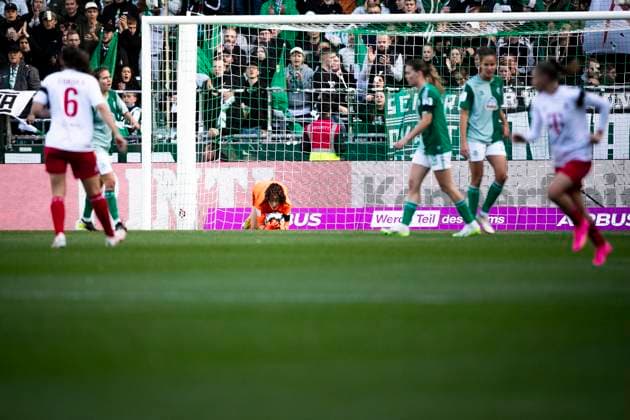 GER, FFBL, SV Werder Bremen vs 1 FC Koeln 14 10 2023, wohninvest WESERSTADION, GER, FFBL, SV Werder Bremen vs 1 FC Koeln in picture Livia Peng SV Werder Bremen 01 holds the ball, nordphotoxGmbHx xRauch nph00251