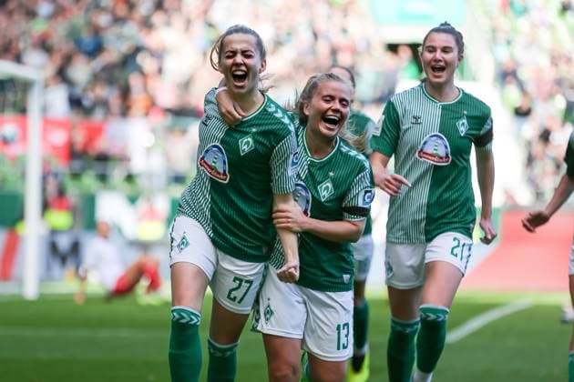 v li Nina Lührßen SV Werder Bremen, 27 and Ricarda Walkling SV Werder Bremen, 13 with goal cheer, jubilation, cheering, optimistic, game scene, highlight, joy about the goal to 1 0, THE DFB DIRECTIVES PROHIBIT ANY USE OF PHOTOGRAPHS AS IMAGE SEQUENCES AND OR QUASI VIDEO , 14 10 2023, Bremen Germany , Football , Google Pixel Womens Bundesliga , SV Werder Bremen 1 FC Köln xobx