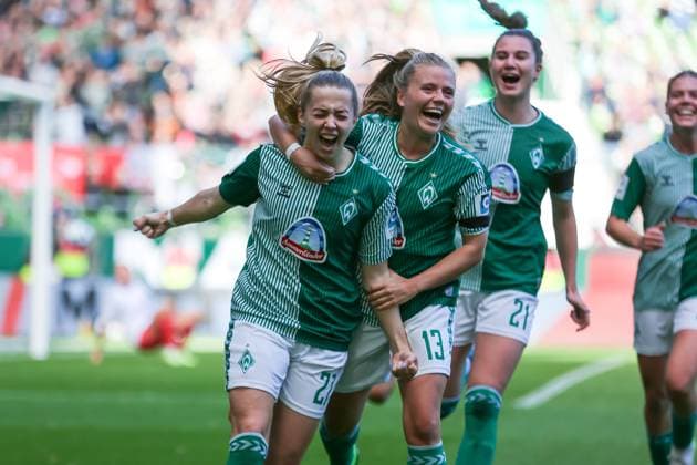 v li Nina Lührßen SV Werder Bremen, 27 and Ricarda Walkling SV Werder Bremen, 13 with goal cheer, jubilation, cheering, optimistic, game scene, highlight, joy about the goal to 1 0, THE DFB DIRECTIVES PROHIBIT ANY USE OF PHOTOGRAPHS AS IMAGE SEQUENCES AND OR QUASI VIDEO , 14 10 2023, Bremen Germany , Football , Google Pixel Womens Bundesliga , SV Werder Bremen 1 FC Köln xobx