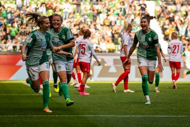 GER, FFBL, SV Werder Bremen vs 1 FC Koeln 14 10 2023, wohninvest WESERSTADION, GER, FFBL, SV Werder Bremen vs 1 FC Koeln in picture Jubel, Torjubel, die Frauen des SV Werder gehen durch ein Eigentor in Führung vl Nina Lührßen Luehrssen SV Werder Bremen 27 und Ricarda Walkling SV Werder Bremen 13 jubilate, nordphotoxGmbHx xRauch nph00251