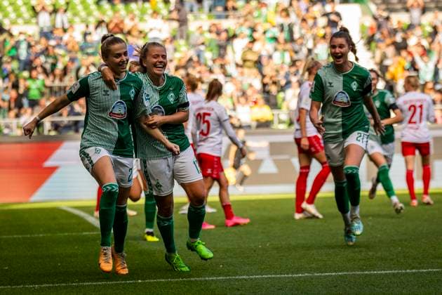 GER, FFBL, SV Werder Bremen vs 1 FC Koeln 14 10 2023, wohninvest WESERSTADION, GER, FFBL, SV Werder Bremen vs 1 FC Koeln in picture Jubel, Torjubel, die Frauen des SV Werder gehen durch ein Eigentor in Führung vl Nina Lührßen Luehrssen SV Werder Bremen 27 und Ricarda Walkling SV Werder Bremen 13 jubilate, nordphotoxGmbHx xRauch nph00251