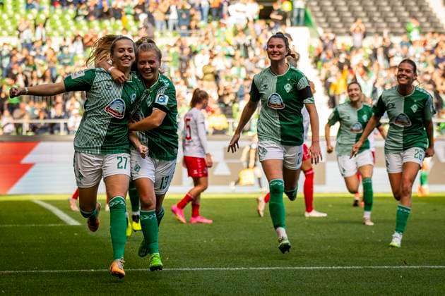 GER, FFBL, SV Werder Bremen vs 1 FC Koeln 14 10 2023, wohninvest WESERSTADION, GER, FFBL, SV Werder Bremen vs 1 FC Koeln in picture Jubel, Torjubel, die Frauen des SV Werder gehen durch ein Eigentor in Führung vl Nina Lührßen Luehrssen SV Werder Bremen 27 und Ricarda Walkling SV Werder Bremen 13 jubilate, nordphotoxGmbHx xRauch nph00251