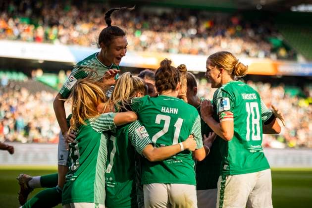 GER, FFBL, SV Werder Bremen vs 1 FC Koeln 14 10 2023, wohninvest WESERSTADION, GER, FFBL, SV Werder Bremen vs 1 FC Koeln in picture Jubel, Torjubel, die Frauen des SV Werder gehen durch ein Eigentor in Führung Jubelnde Mannschaft, nordphotoxGmbHx xRauch nph00251