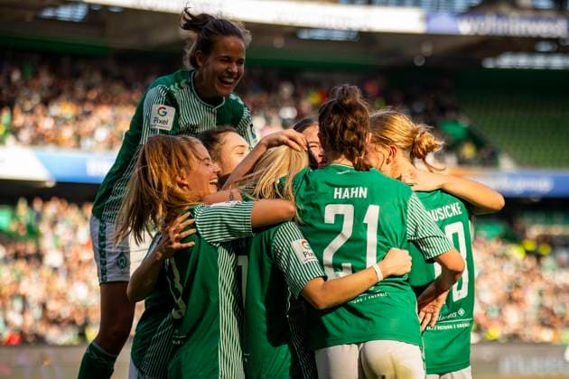 GER, FFBL, SV Werder Bremen vs 1 FC Koeln 14 10 2023, wohninvest WESERSTADION, GER, FFBL, SV Werder Bremen vs 1 FC Koeln in picture Jubel, Torjubel, die Frauen des SV Werder gehen durch ein Eigentor in Führung Jubelnde Mannschaft, nordphotoxGmbHx xRauch nph00251