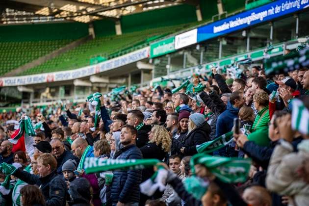 GER, FFBL, SV Werder Bremen vs 1 FC Koeln 14 10 2023, wohninvest WESERSTADION, GER, FFBL, SV Werder Bremen vs 1 FC Koeln in picture Jubel, Torjubel, die Frauen des SV Werder gehen durch ein Eigentor in Führung Jubelnde Fans, nordphotoxGmbHx xRauch nph00251