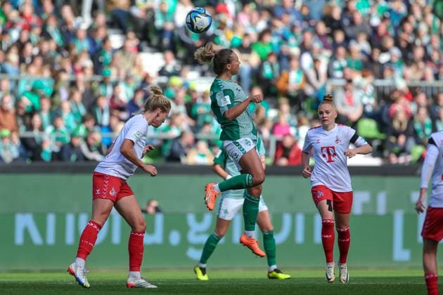 v li Maja Sternad SV Werder Bremen, 11 at header, action, action, game scene, THE DFB DIRECTIVES PROHIBIT ANY USE OF PHOTOGRAPHS AS IMAGE SEQUENCES AND OR QUASI VIDEO , 14 10 2023, Bremen Germany , Football, Google Pixel Women Bundesliga, SV Werder Bremen 1 FC Cologne xobx