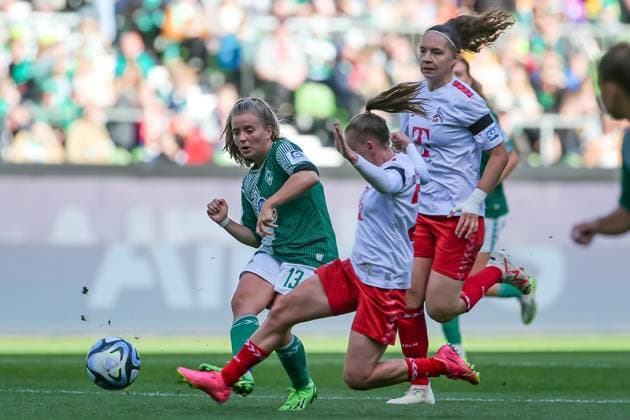 f l Ricarda Walkling SV Werder Bremen, 13 and Laura Donhauser 1 FC Köln, 25 in duel, duel, dynamic, action, game scene, THE DFB DIRECTIVES PROHIBIT ANY USE OF PHOTOGRAPHS AS IMAGE SEQUENCES AND OR QUASI VIDEO , 14 10 2023, Bremen Germany , Football, Google Pixel Womens Bundesliga, SV Werder Bremen 1 FC Cologne xobx