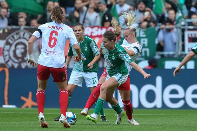 f l Juliane Wirtz SV Werder Bremen, 28 and Meike Meßmer 1 FC Köln, 20 in duel, duel, dynamic, action, game scene, THE DFB DIRECTIVES PROHIBIT ANY USE OF PHOTOGRAPHS AS IMAGE SEQUENCES AND OR QUASI VIDEO , 14 10 2023, Bremen Germany , Football, Google Pixel Womens Bundesliga, SV Werder Bremen 1 FC Cologne xobx