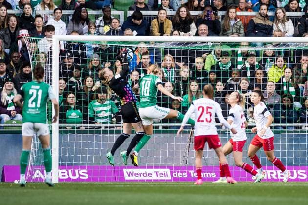 GOOGLE PIXEL Womens Bundesliga, SV Werder Bremen 1 FC Koeln 14 10 2023 Jasmin Pal 1 FC Koeln, 1 haelt against Lina Hausicke SV Werder Bremen, 18 GOOGLE PIXEL Womens Bundesliga, SV Werder Bremen 1 FC Koeln, Bremen, wohninvest Weserstadion on 14 10 2023 DFB REGULATIONS PROHIBIT ANY USE OF PHOTOGRAPHS AS IMAGE SEQUENCES AND OR QUASI VIDEO Copyright: xBEAUTIFULxSPORTS Wunderlx