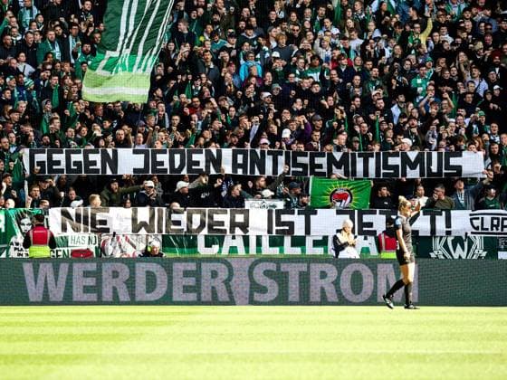 Bilder des Jahres 2023, Sport 10 Oktober Sport Themen der Woche KW41 Sport Bilder des Tages Werder Fans mit Antisemitismus Banner. GER, SV Werder Bremen : 1.FC Koeln, Fussball, Frauen Bundesliga, 4.Spieltag, Spielzeit 2023 2024, 14.10.2023 GER, SV Werder Bremen : 1.FC Koeln, Fussball, Frauen Bundesliga, 4.Spieltag, Spielzeit 2023 2024, 14.10.2023 Bremen *** Werder fans with anti-Semitism banner GER, SV Werder Bremen 1 FC Koeln, football, womens Bundesliga, 4 match day, season 2023 2024, 14 10 2023 GER, SV Werder Bremen 1 FC Koeln, football, womens Bundesliga, 4 match day, season 2023 2024, 14 10 2023 Bremen Copyright: xEibner-Pressefoto xStephaniexZerx EP_SZE
