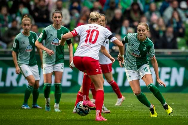 GER, FFBL, SV Werder Bremen vs 1 FC Koeln 14 10 2023, wohninvest WESERSTADION, GER, FFBL, SV Werder Bremen vs 1 FC Koeln in picture Lina Hausicke SV Werder Bremen 18 facing ball and Sharon Beck 1 FC Koeln 10 , nordphotoxGmbHx xRauch nph00251