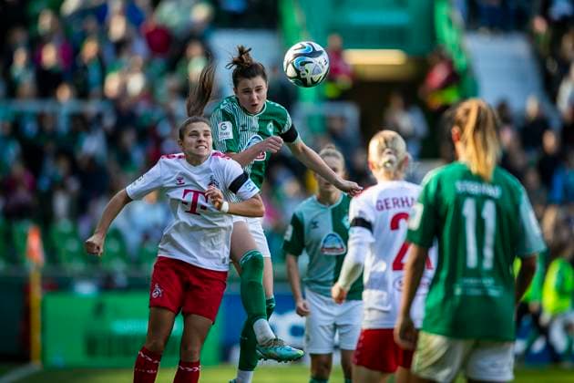 GER, FFBL, SV Werder Bremen vs 1 FC Koeln 14 10 2023, wohninvest WESERSTADION, GER, FFBL, SV Werder Bremen vs 1 FC Koeln in picture header Chiara Hahn SV Werder Bremen 21 vs Martyna Wiankowska 1 FC Koeln 26 , nordphotoxGmbHx xRauch nph00251