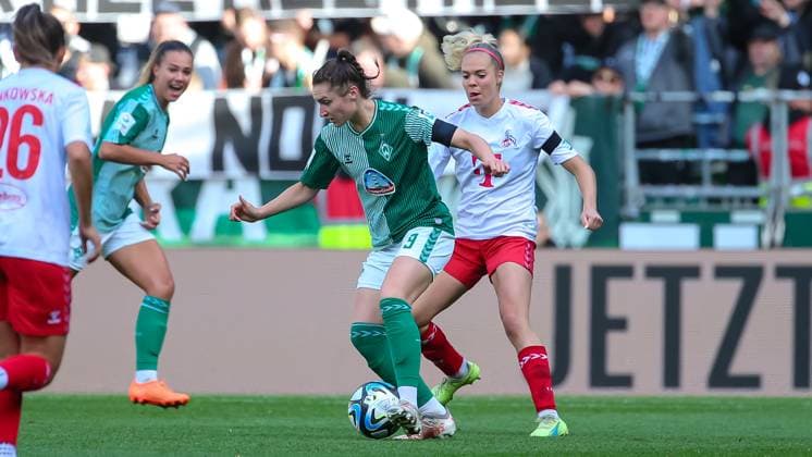 f l Sophie Weidauer SV Werder Bremen, 9 and Janina Hechler 1 FC Köln, 28 in duel, duel, dynamic, action, game scene, THE DFB DIRECTIVES PROHIBIT ANY USE OF PHOTOGRAPHS AS IMAGE SEQUENCES AND OR QUASI VIDEO , 14 10 2023, Bremen Germany , Football , Google Pixel Womens Bundesliga , SV Werder Bremen 1 FC Cologne xobx