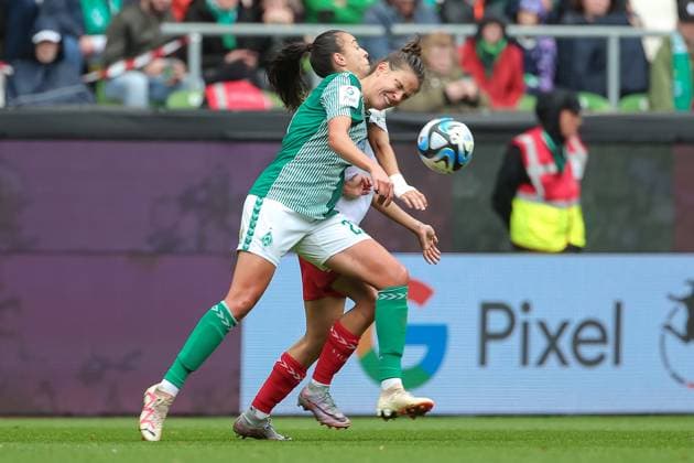 v li Natalia Padilla Bidas 1 FC Köln, 22 and Hanna Nemeth SV Werder Bremen, 23 in duel, duel, dynamics, action, game scene, THE DFB DIRECTIVES PROHIBIT ANY USE OF PHOTOGRAPHS AS IMAGE SEQUENCES AND OR QUASI VIDEO , 14 10 2023, Bremen Germany , Football, Google Pixel Womens Bundesliga, SV Werder Bremen 1 FC Cologne xobx