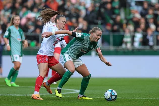 f l Alena Bienz 1 FC Köln, 11 and Lina Hausicke SV Werder Bremen, 18 in duel, duel, dynamic, action, game scene, THE DFB DIRECTIVES PROHIBIT ANY USE OF PHOTOGRAPHS AS IMAGE SEQUENCES AND OR QUASI VIDEO , 14 10 2023, Bremen Germany , Football , Google Pixel Womens Bundesliga , SV Werder Bremen 1 FC Cologne xobx