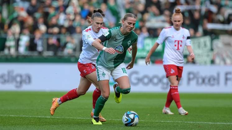 f l Alena Bienz 1 FC Köln, 11 and Lina Hausicke SV Werder Bremen, 18 in duel, duel, dynamic, action, game scene, THE DFB DIRECTIVES PROHIBIT ANY USE OF PHOTOGRAPHS AS IMAGE SEQUENCES AND OR QUASI VIDEO , 14 10 2023, Bremen Germany , Football , Google Pixel Womens Bundesliga , SV Werder Bremen 1 FC Cologne xobx
