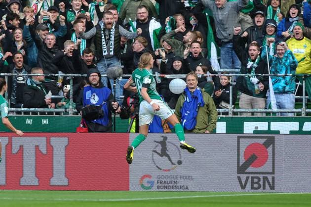 v li Goal scorer Lina Hausicke SV Werder Bremen, 18 with goal celebration, cheering, jubilant, optimistic, game scene, highlight, joy over the goal to 2 0, THE DFB DIRECTIVES PROHIBIT ANY USE OF PHOTOGRAPHS AS IMAGE SEQUENCES AND OR QUASI VIDEO , 14 10 2023, Bremen Germany , Football, Google Pixel Womens Bundesliga, SV Werder Bremen 1 FC Köln xobx
