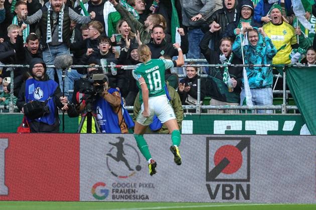 Sport Bilder des Tages v.li.: Torschützin Lina Hausicke (SV Werder Bremen, 18) mit Torjubel, Jubel, jubeln, jubelt, optimistisch, Spielszene, Highlight, Freude über das Tor zum 2:0, DIE DFB-RICHTLINIEN UNTERSAGEN JEGLICHE NUTZUNG VON FOTOS ALS SEQUENZBILDER UND ODER VIDEOÄHNLICHE FOTOSTRECKEN. DFB REGULATIONS PROHIBIT ANY USE OF PHOTOGRAPHS AS IMAGE SEQUENCES AND OR QUASI-VIDEO., 14.10.2023, Bremen (Deutschland), Fussball, Google Pixel Frauen-Bundesliga, SV Werder Bremen - 1. FC Köln *** v li Goal scorer Lina Hausicke SV Werder Bremen, 18 with goal celebration, cheering, jubilant, optimistic, game scene, highlight, joy over the goal to 2 0, THE DFB DIRECTIVES PROHIBIT ANY USE OF PHOTOGRAPHS AS IMAGE SEQUENCES AND OR QUASI VIDEO , 14 10 2023, Bremen Germany , Football, Google Pixel Womens Bundesliga, SV Werder Bremen 1 FC Köln xobx