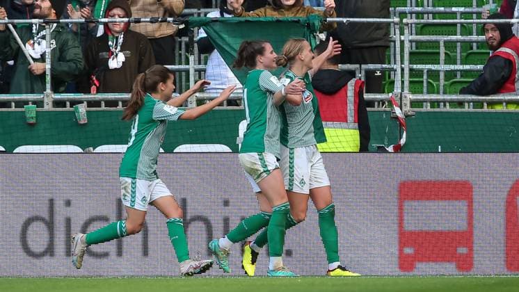 f l Melina Kunkel SV Werder Bremen, 29 , Chiara Hahn SV Werder Bremen, 21 and goal scorer Lina Hausicke SV Werder Bremen, 18 with goal cheer, cheer, cheer, cheer, optimistic, game scene, highlight, joy about the goal to 2 0, THE DFB DIRECTIVES PROHIBIT ANY USE OF PHOTOGRAPHS AS IMAGE SEQUENCES AND OR QUASI VIDEO , 14 10 2023, Bremen Germany , Football , Google Pixel Womens Bundesliga , SV Werder Bremen 1 FC Köln xobx