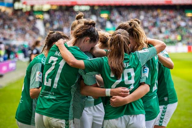 GER, FFBL, SV Werder Bremen vs 1 FC Koeln 14 10 2023, wohninvest WESERSTADION, GER, FFBL, SV Werder Bremen vs 1 FC Koeln in picture Lina Hausicke SV Werder Bremen 18 scores to 2 0, the team cheers in front of the curve, nordphotoxGmbHx xRauch nph00251
