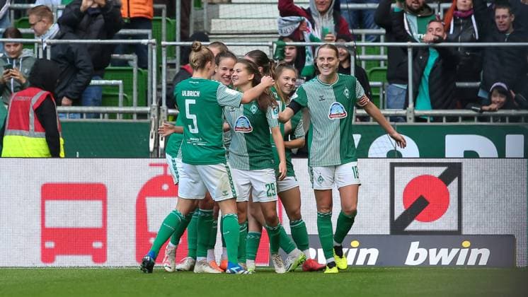 v li SV Werder Bremen players celebrating goal, cheering, jubilant, optimistic, game scene, highlight, joy over the goal to 3 0, THE DFB DIRECTIVES PROHIBIT ANY USE OF PHOTOGRAPHS AS IMAGE SEQUENCES AND OR QUASI VIDEO , 14 10 2023, Bremen Germany , Football , Google Pixel Womens Bundesliga , SV Werder Bremen 1 FC Cologne xobx
