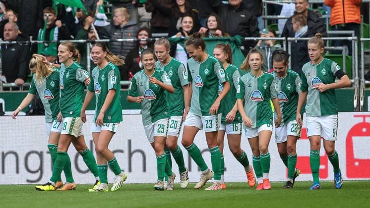 v li SV Werder Bremen players celebrating goal, cheering, jubilant, optimistic, game scene, highlight, joy over the goal to 3 0, THE DFB DIRECTIVES PROHIBIT ANY USE OF PHOTOGRAPHS AS IMAGE SEQUENCES AND OR QUASI VIDEO , 14 10 2023, Bremen Germany , Football , Google Pixel Womens Bundesliga , SV Werder Bremen 1 FC Cologne xobx