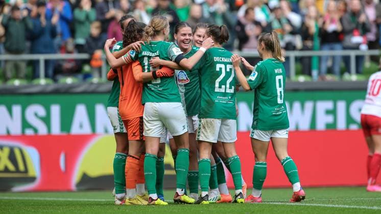 v li players of SV Werder Bremen with jubilation about the victory, joy about the won game , THE DFB DIRECTIVES PROHIBIT ANY USE OF PHOTOGRAPHS AS IMAGE SEQUENCES AND OR QUASI VIDEO , 14 10 2023, Bremen Germany , Football, Google Pixel Women Bundesliga, SV Werder Bremen 1 FC Cologne xobx