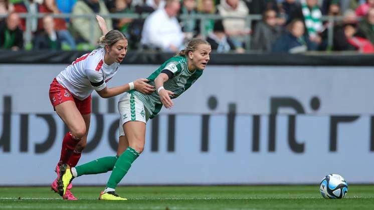 f l Sharon Beck 1 FC Köln, 10 and Lina Hausicke SV Werder Bremen, 18 in duel, duel, dynamic, action, game scene, THE DFB REGULATIONS PROHIBIT ANY USE OF PHOTOGRAPHS AS IMAGE SEQUENCES AND OR QUASI VIDEO , 14 10 2023, Bremen Germany , Football, Google Pixel Womens Bundesliga, SV Werder Bremen 1 FC Cologne xobx